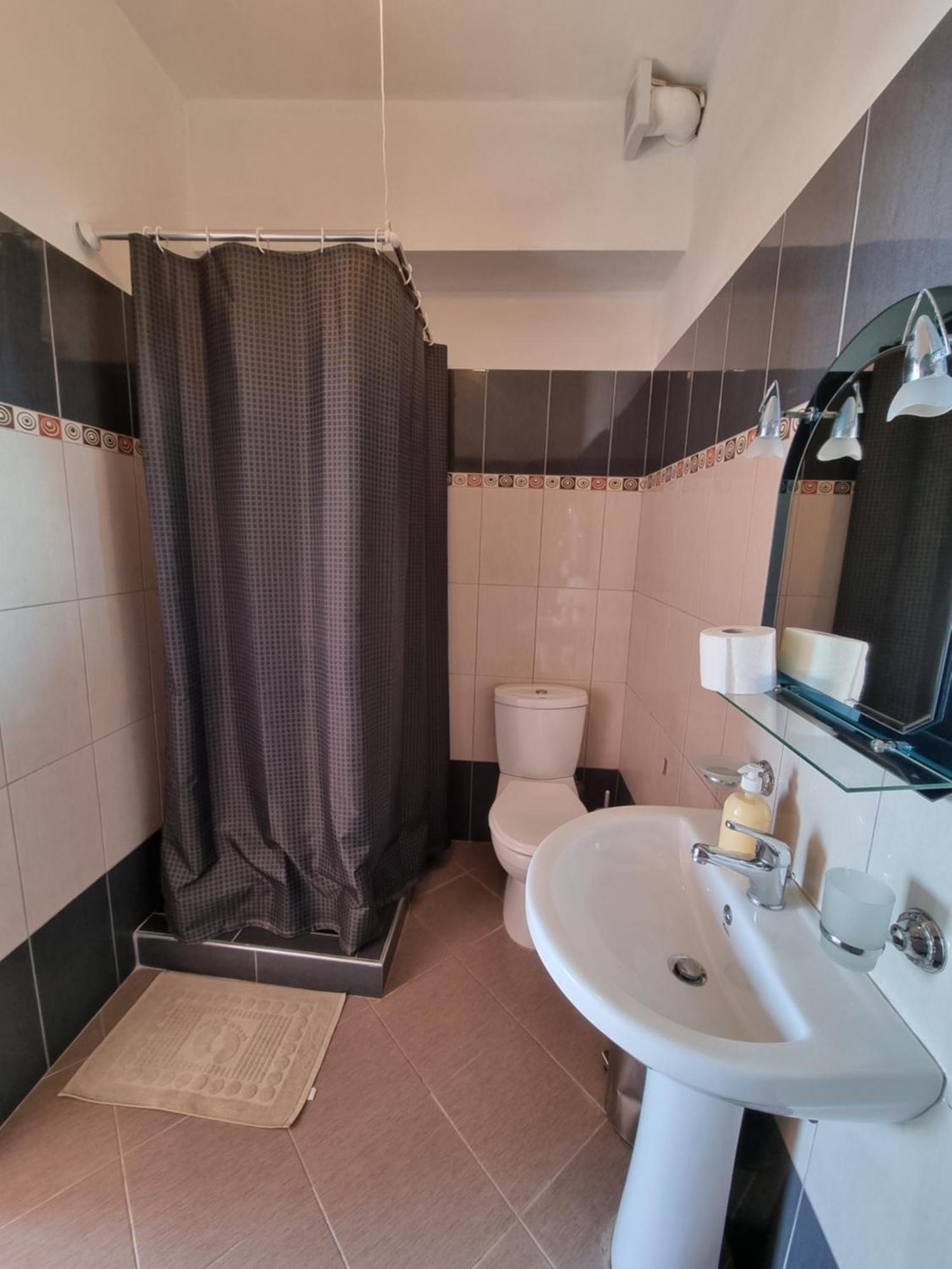 Let Rooms Lukova Екстер'єр фото