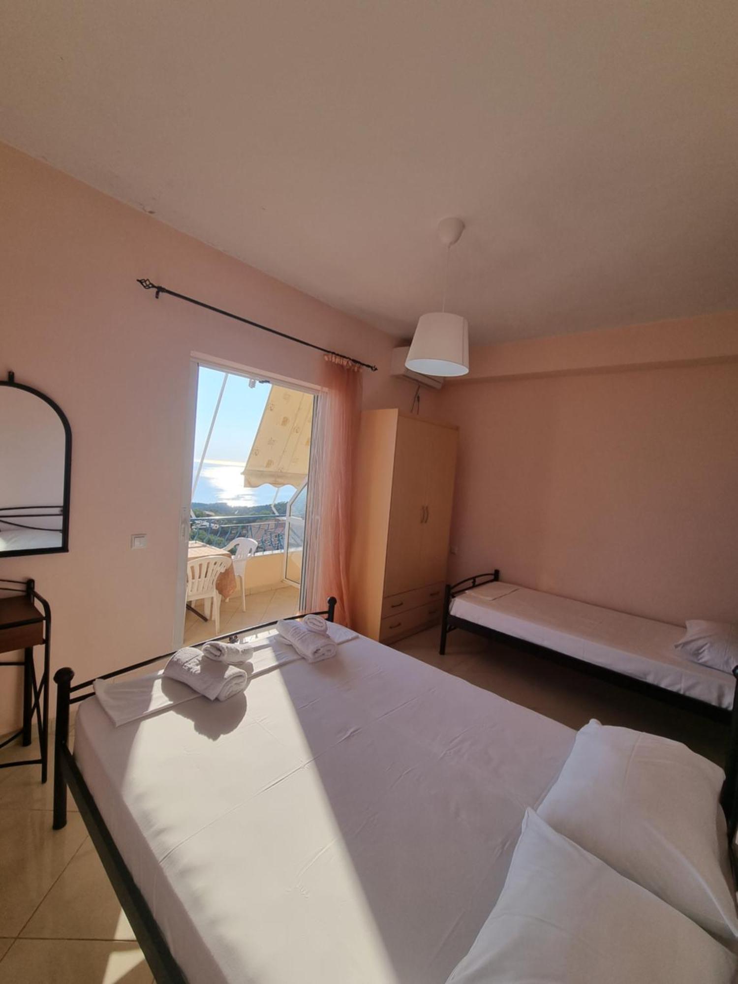 Let Rooms Lukova Екстер'єр фото